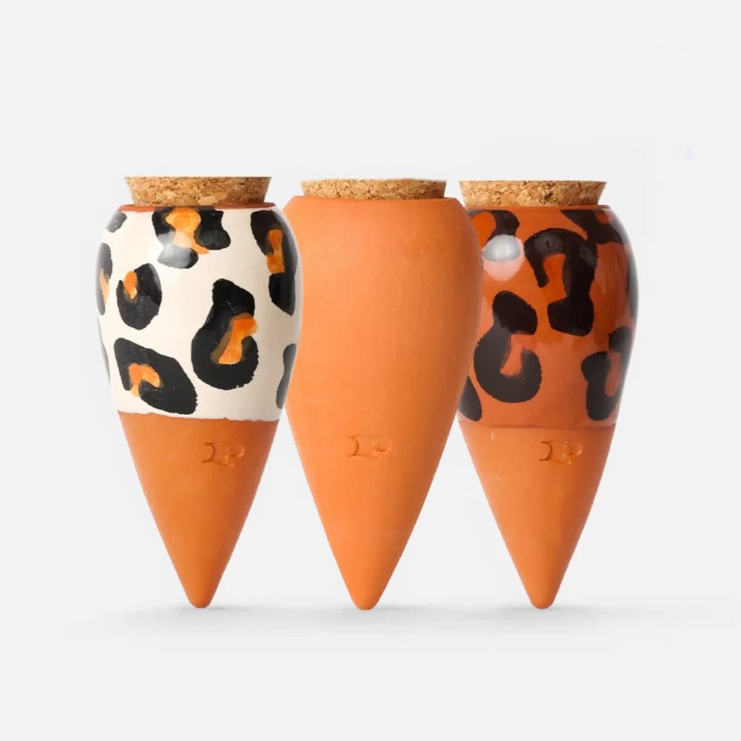 Drei kleine Tonkrüge, die deine Zimmerpflanzen automatisch giessen. Handgefertigt in Portugal aus mikroporöser Terracotta. In 4 Designs.