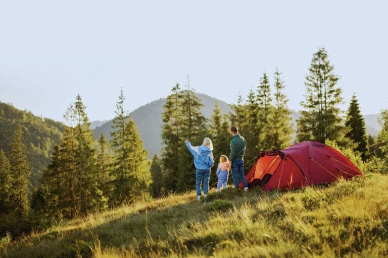 11 Schweizer Campingplätze, auf denen Kinder glücklich sind und Eltern durchatmen können. Empfohlen von Familien für Familien.
