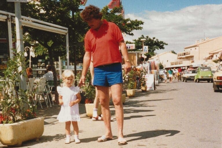 Kleines Mädchen steht am Strassenrand, Vater streckt Hand nach ihr aus - Fredi war nicht mein Vater, Erfahrungsbericht eines Spenderkinds