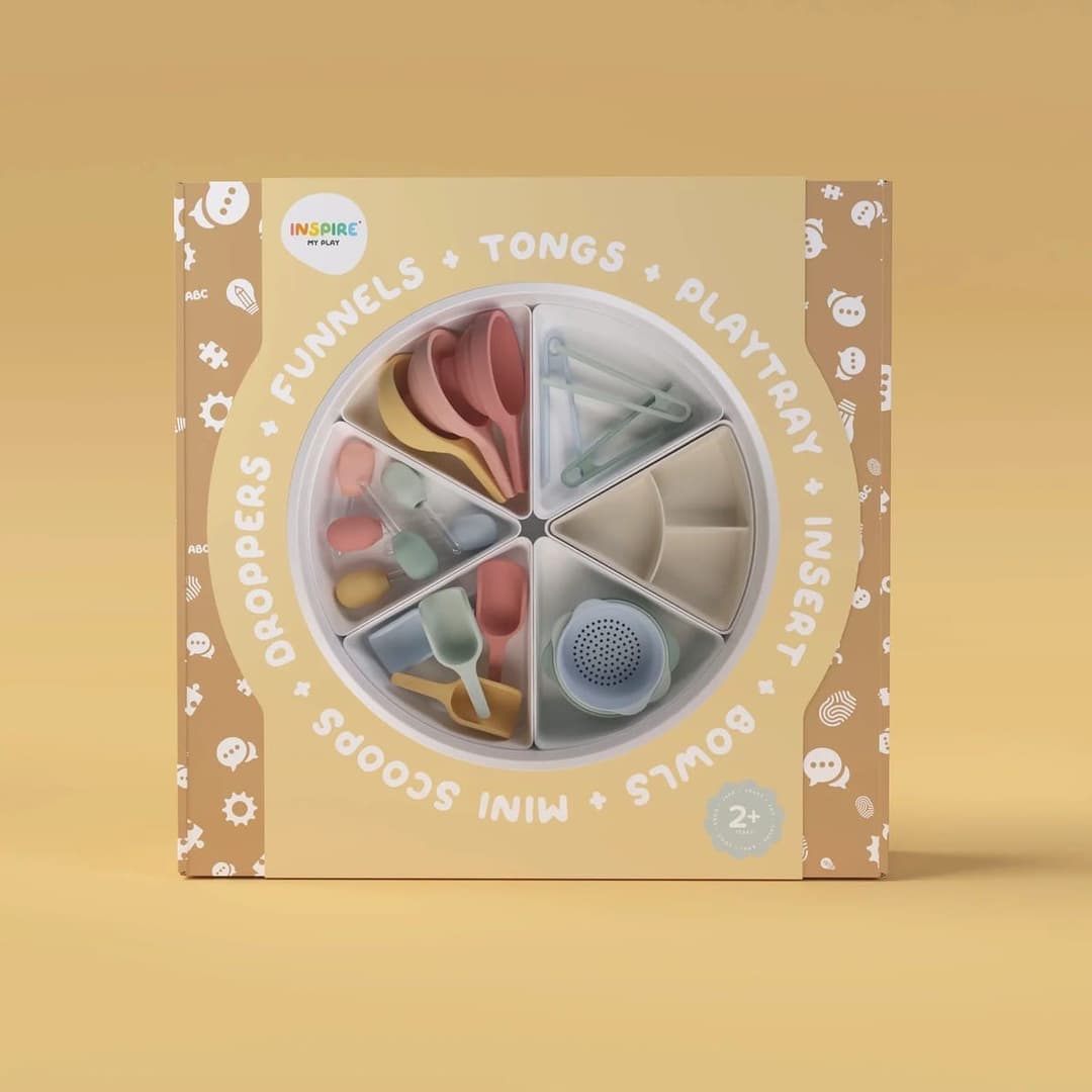 21-teiliges Sensorik-Set PlayTray Explorer mit PlayTray, Schalen, Schöpfern, Pipetten und Trichtern. Lebensmittelecht, geeignet ab 2 Jahren.