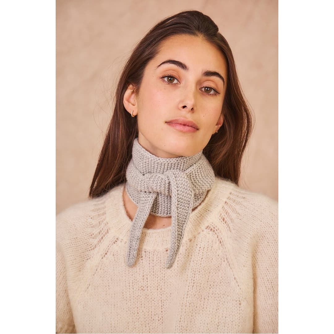 Der Sophie Scarf von Calie Paris: weiches Dreieckstuch aus Kaschmir, Merino & Viskose, in 6 Farben – ganzjährig tragbar. Jetzt entdecken bei mal ehrlich.